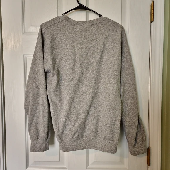 Gildan gray sweater - Picture 3 of 3